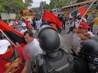 Policía antidisturbios contén simpatizantes da FSLN