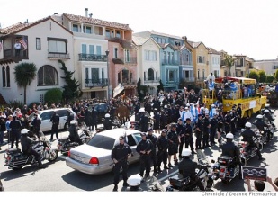 Imaxes da escolta policial que levou o facho por San Francisco