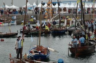 Os barcos apareceron, de mañá, engalanados